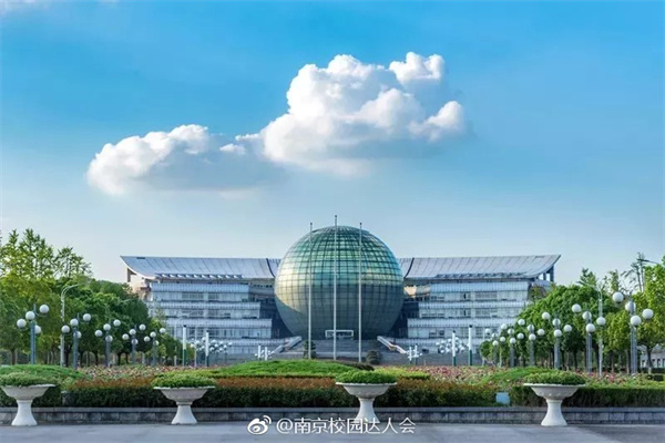 关税风暴后美联储首份褐皮书:经济活动变化不大,贸易担忧强烈,通胀意外较少提及